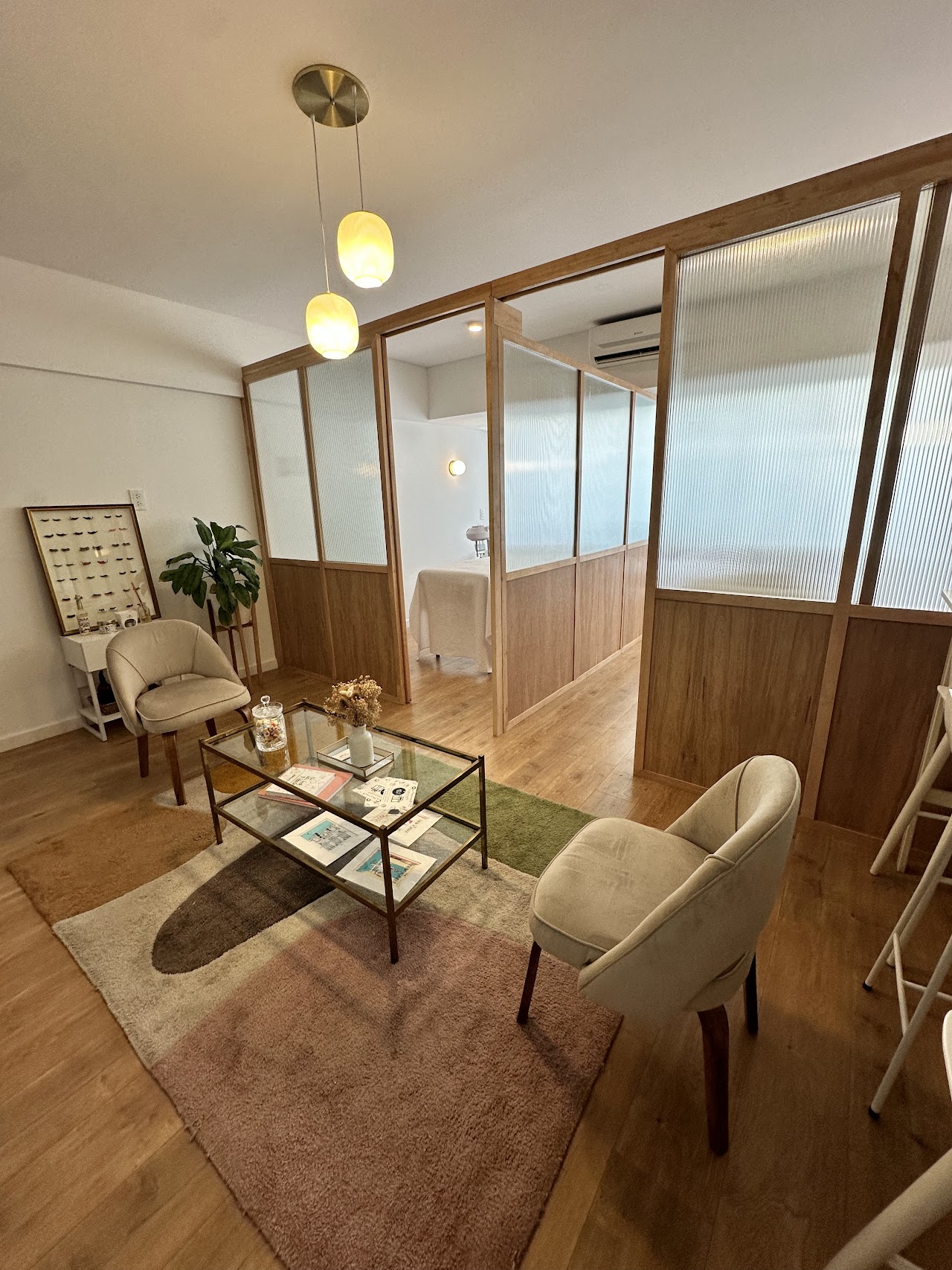 Recepción y living cálido del estudio Anto Spezzi