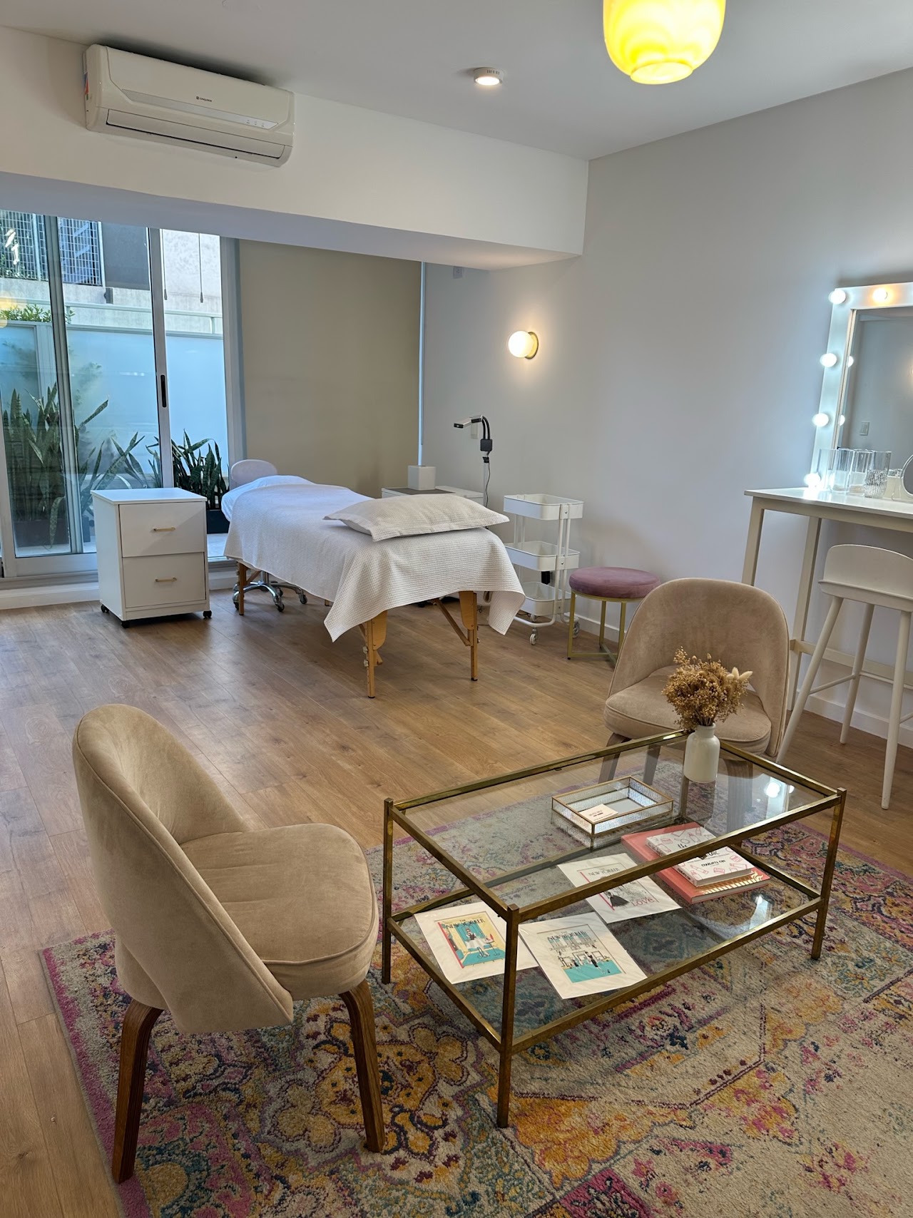 Recepción y living cálido en tonos madera y lino