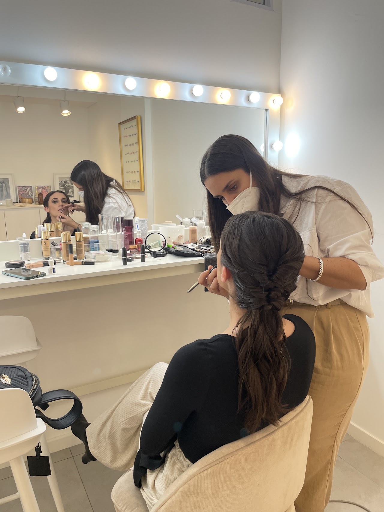 Cabina de cosmetología, camilla y velas aromáticas